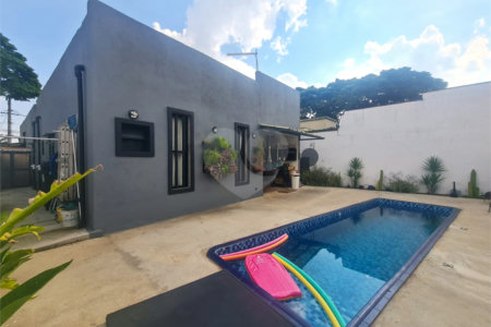 Casa térrea com 3 quartos à venda em Interlagos - SP