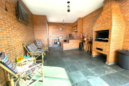 Sobrado à venda com 182m² 3 quartos, 2 vagas e churrasqueira em excelente localização