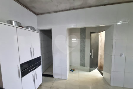Sobrado 3 quartos e área comercial em baixo.