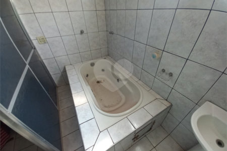 Sobrado à venda com excelente distribuição de espaços