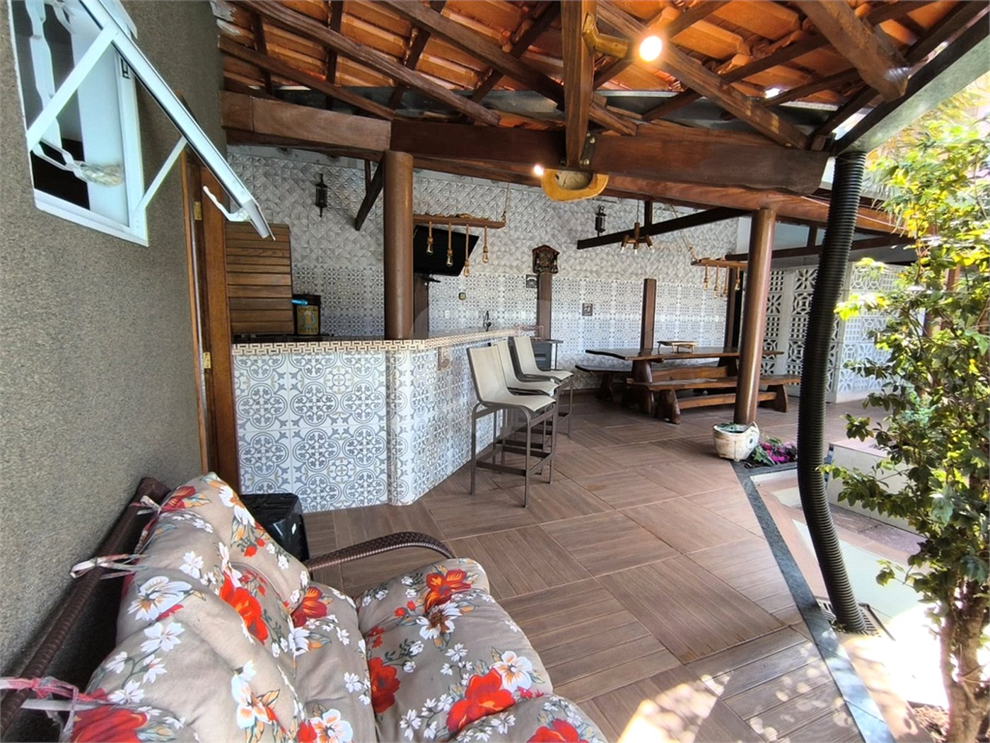 Casa à Venda no Santa Marta com 3 Suítes e Piscina