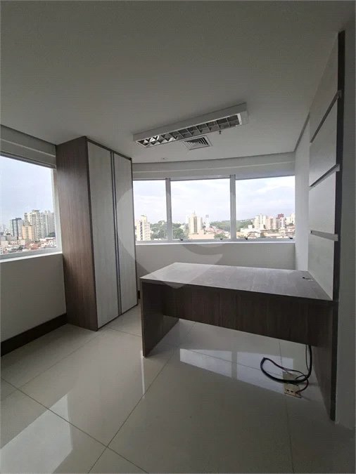 SALA COMERCIAL DE 90 M² COM 12 BAIAS, SALA DE REUNIÃO, AR-CONDICIONADO CENTRAL E 2 VAGAS!