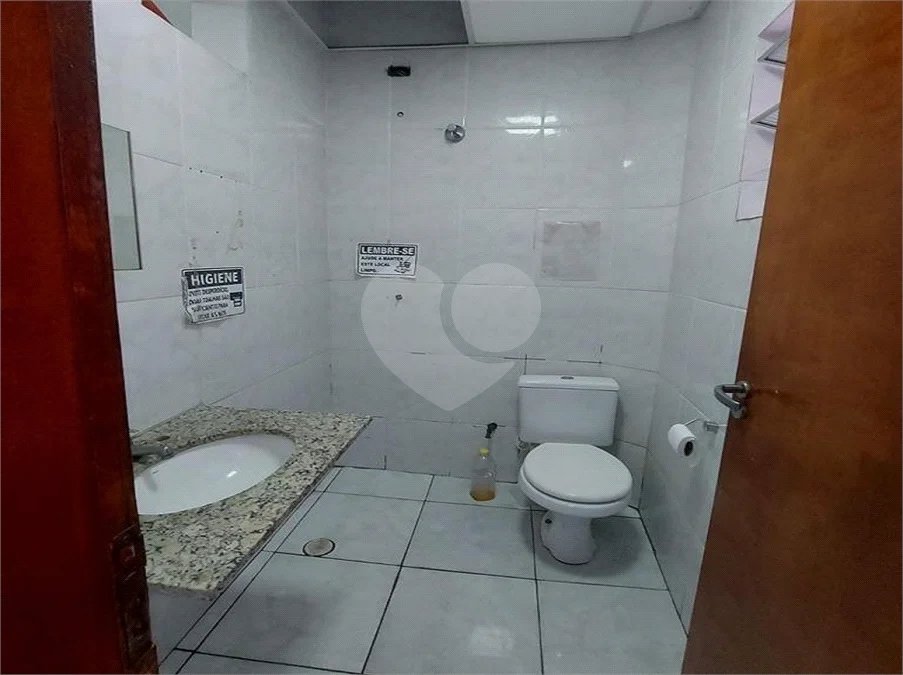 GALPÃO COMERCIAL DE 220,0 M² COM 02 BANHEIROS, COPA COM REFEITORIO, MEZANINO E VAGA DE GARAGEM PARA LOCAÇÃO NA LAPA