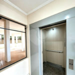 Apartamento á venda no centro com dois dormitórios e sacada.