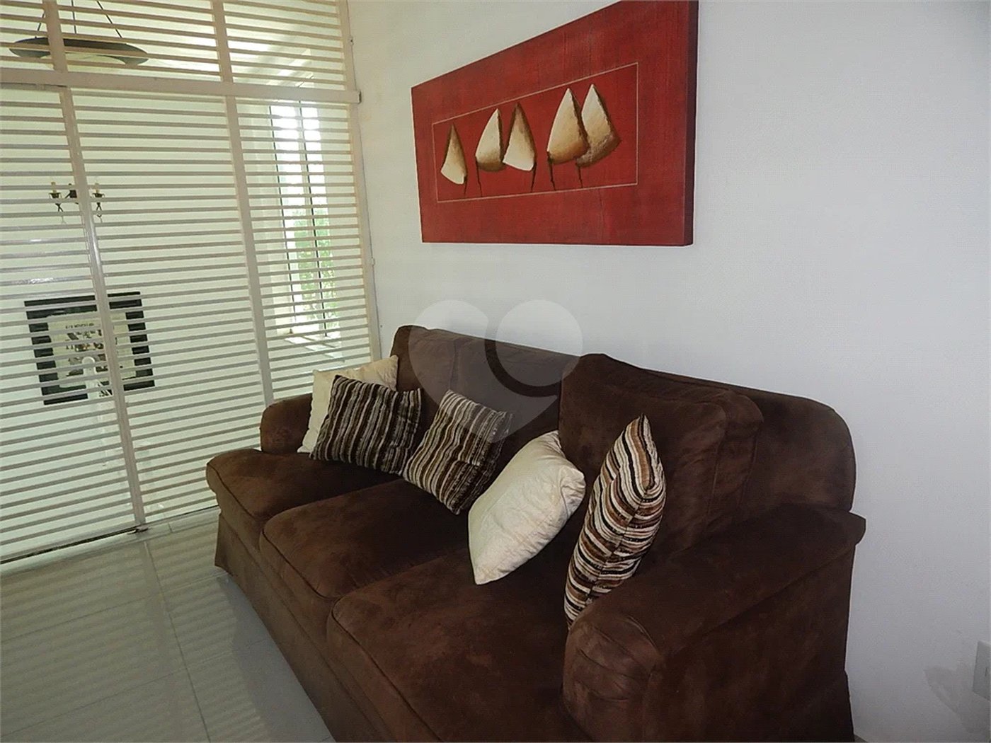 Casa em condomínio fechado no Jardim Floresta, 3 suítes, área gourmet, piscina, 4 vagas.
