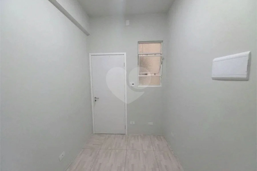 Ótima sala para escritório com 37 m², possui 2 ambientes.