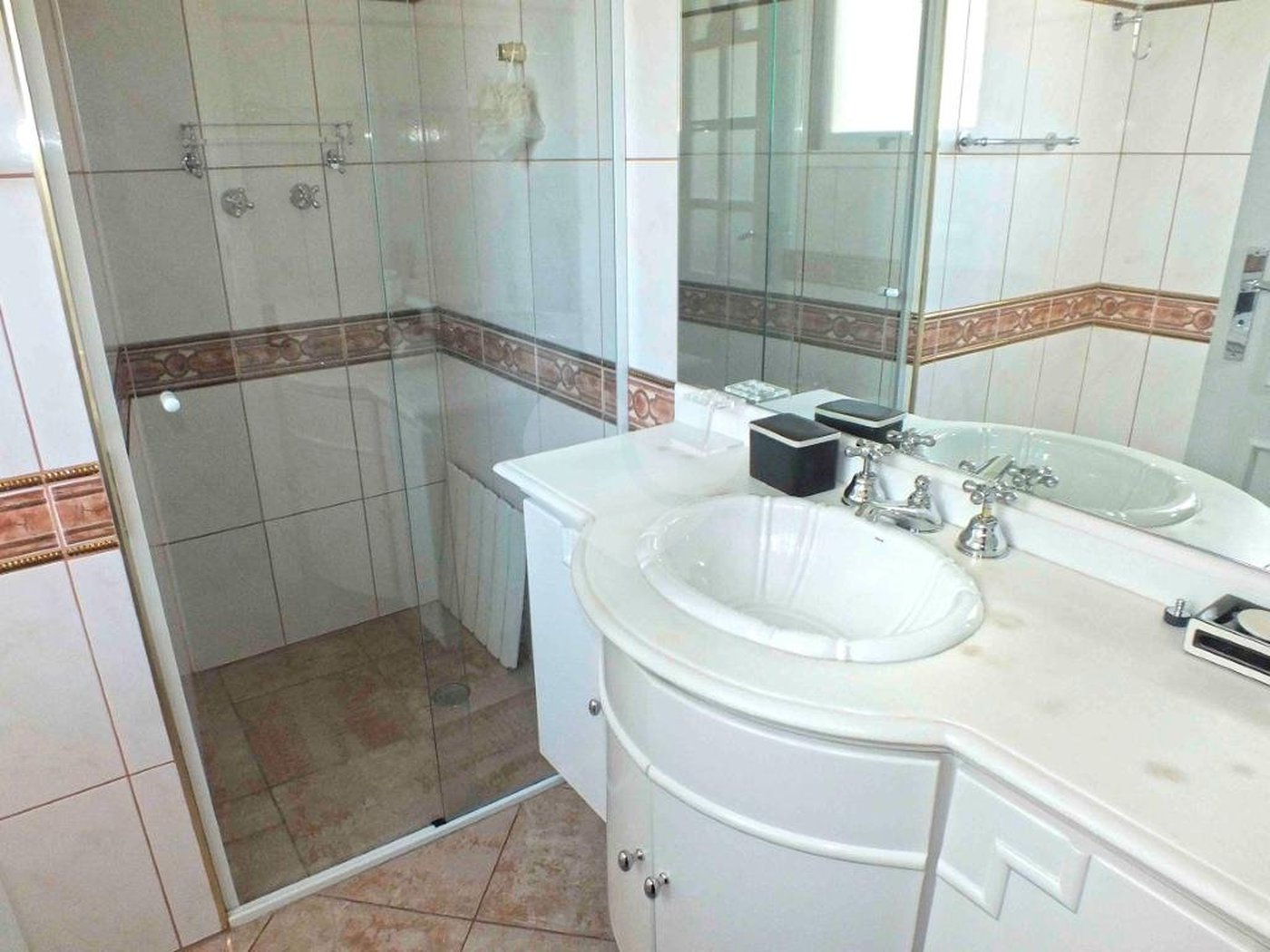 Casa à venda com 5 suítes no condomínio Vilaggio Monte Alegre, São Paulo - SP