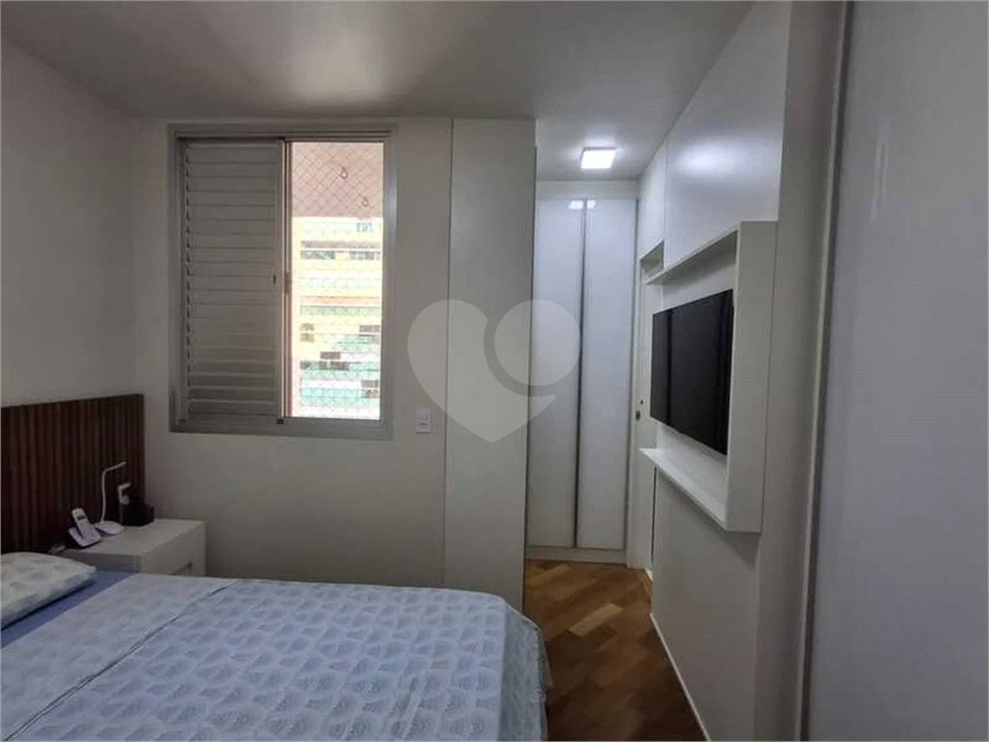 Apartamento totalmente decorado em Moema com 70 m2 , 2 quartos, 2 suítes e 2 vagas, ambientes com ar condicionado.