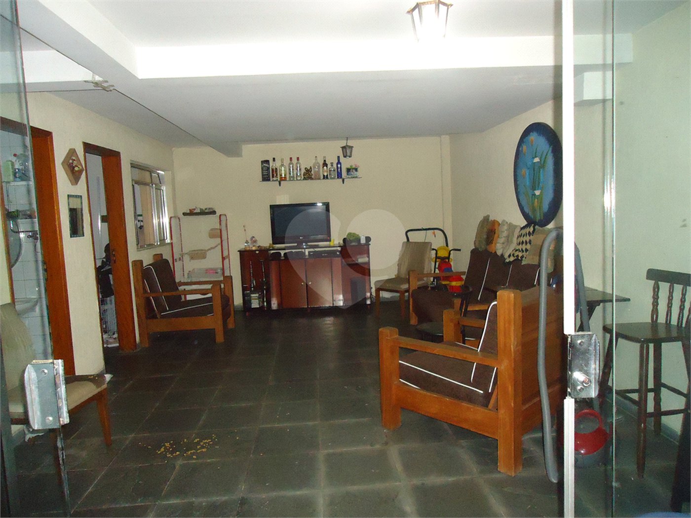 Sobrado com 4 quartos sendo 2 suítes.