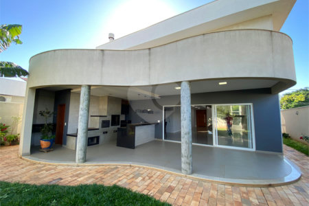 Casa com alto padrão de acabamento para venda no Condomínio Montreal.