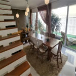SOBRADO MOBILIADO DE 199,0 M² COM 02 SUITES, 04 VAGAS E PISCINA PARA VENDA NO JARDIM VIRGINIA BIANCA