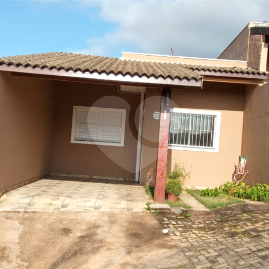 Linda casa em condomínio fechado com 2 Dormitórios.
