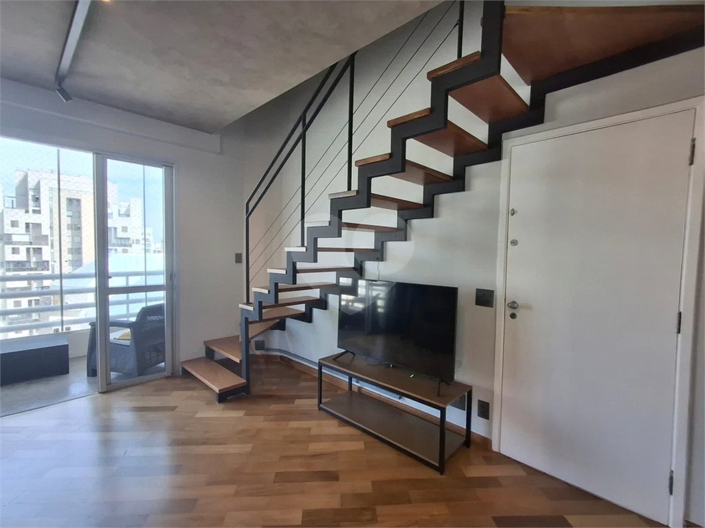 Apartamento totalmente decorado em Moema com 70 m2 , 2 quartos, 2 suítes e 2 vagas, ambientes com ar condicionado.