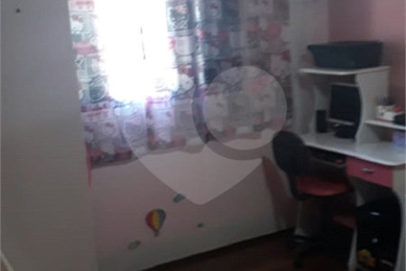 Sobrado com 3 dormitórios, sendo 2 suítes, uma delas master.