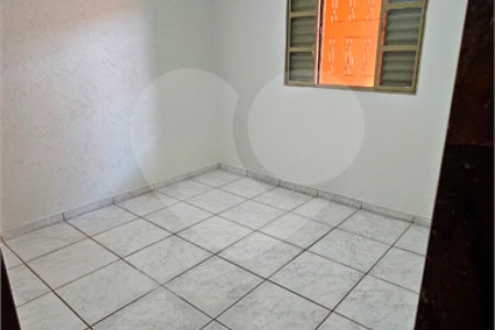 Excelente Casa Residencial no São Carlos 5 com 3 Quartos (1 Suíte) e Garagem Coberta para 2 Carros