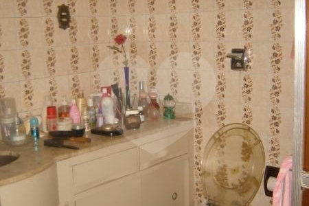 Apartamento com 4 quartos e ampla sala.