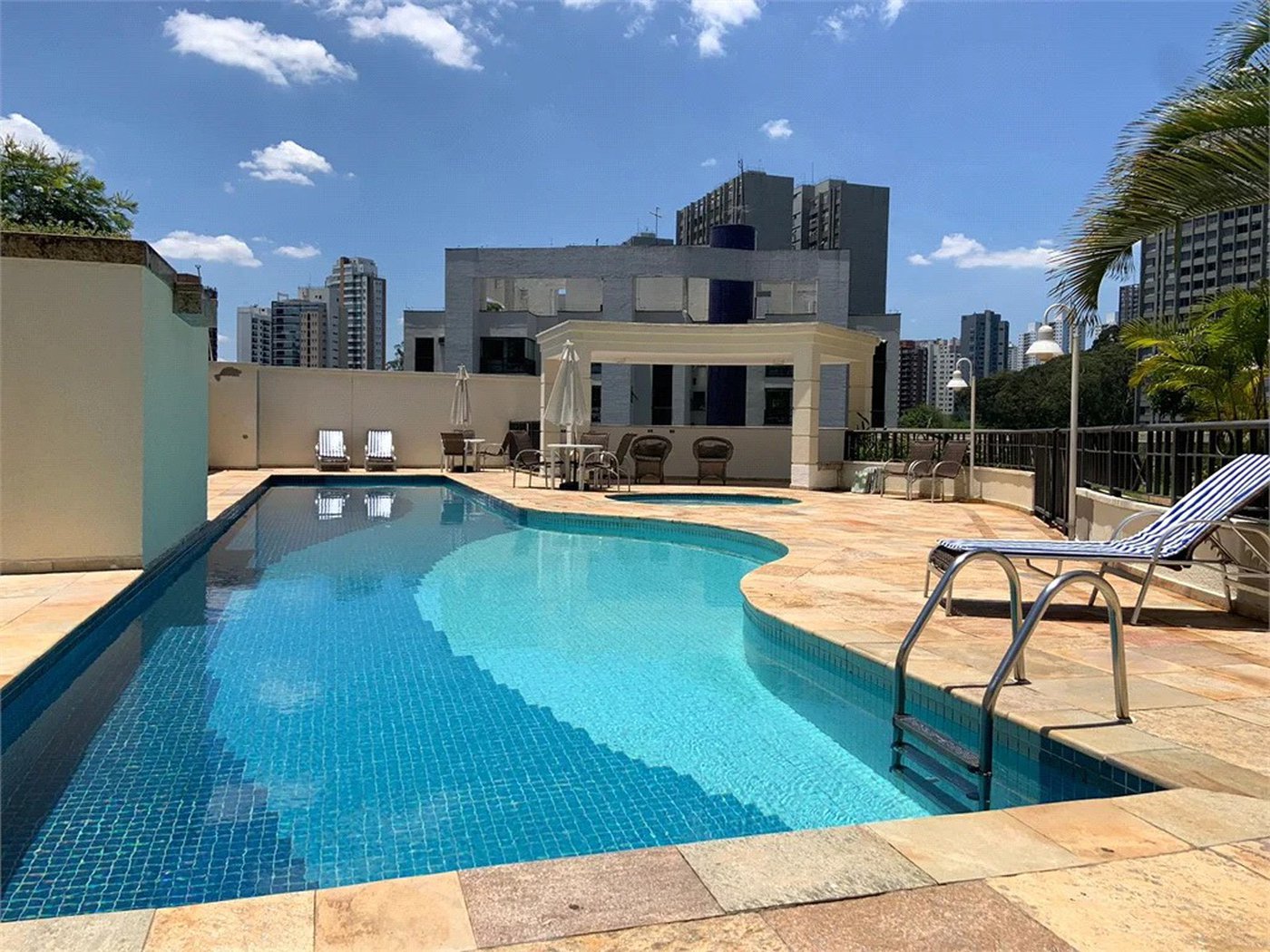 Apartamento à venda ou para alugar com 3 suítes em Morumbi, São Paulo, SP