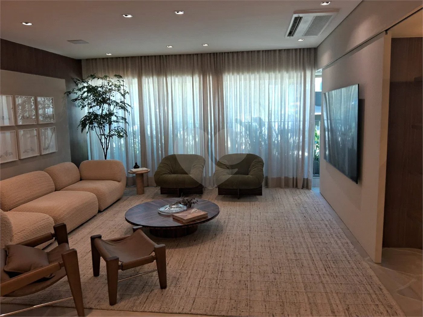 Apartamento à venda com 3 suítes em Moema, São Paulo, SP