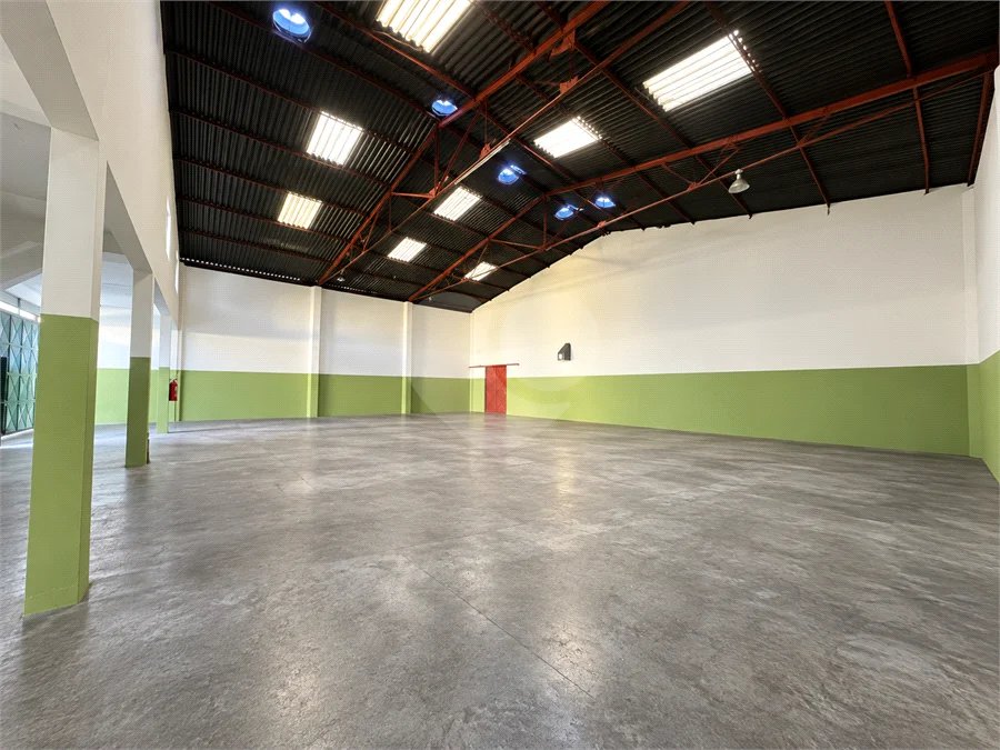 Galpão comercial/industrial com 627 m² no Bairro Planalto, em São Bernardo do Campo, próximo à Via Anchieta, com piso fabril, escritórios e mezanino.