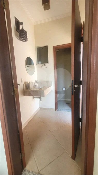 Casa Exclusiva com Pé-Direito Alto e Área Gourmet no Jardim Paraíso