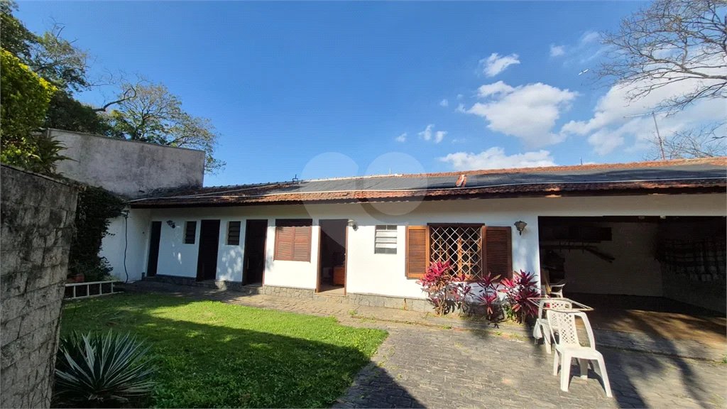 Casa com Piscina, Sauna e Edícula em Rua Arborizada no Tremembé
