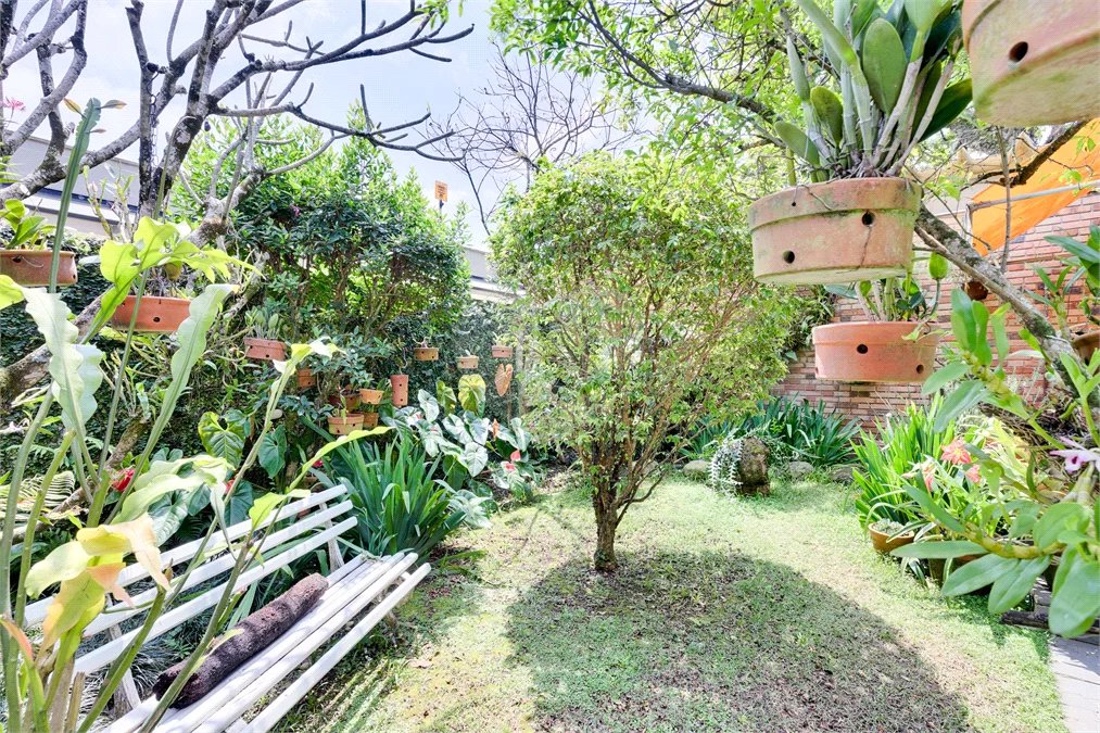 Sobrado à venda com 4 quartos, sendo 3 suítes,  em Granja Julieta, São Paulo, SP