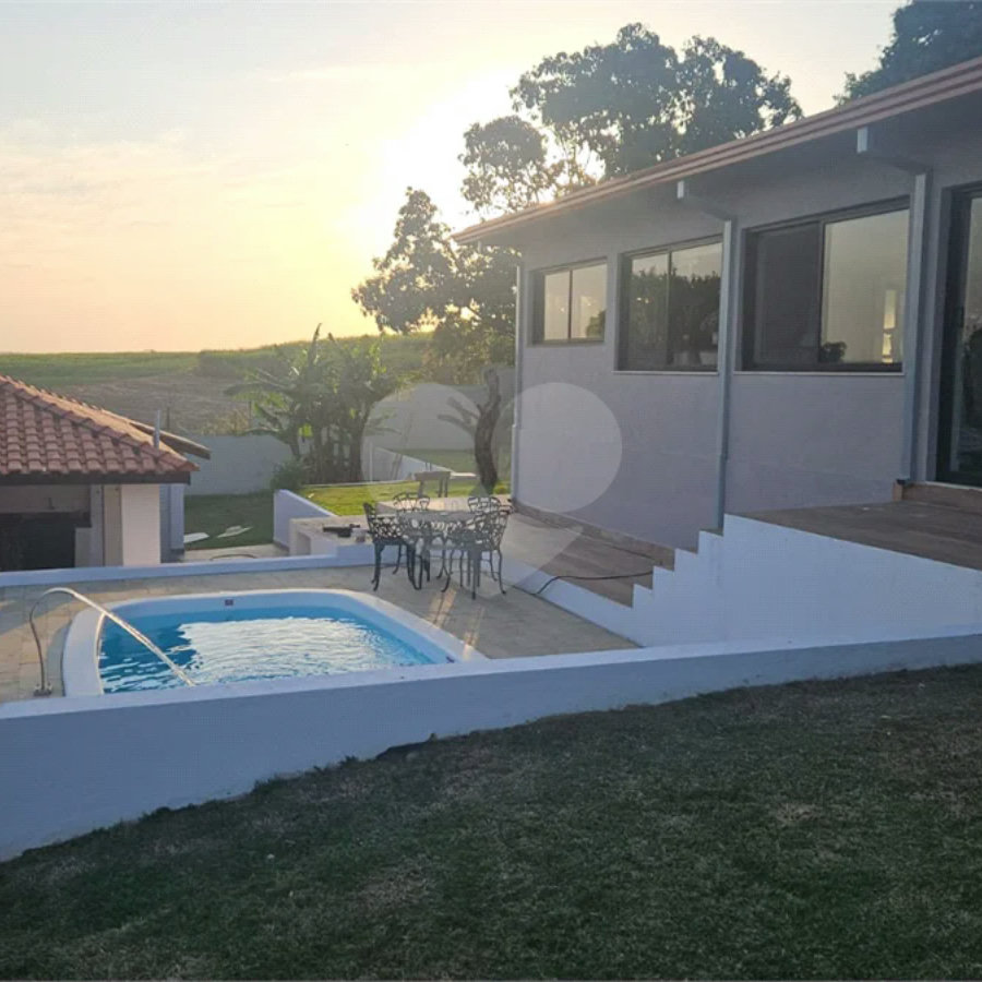 Indaiatuba- condominio Vale das Laranjeiras - Itaici - Terreno 3040,00 ms- construida 220ms - 3 dormitórios, sendo 2 suítes e uma suíte master com closet, além de uma sala ampla com 3 ambientes, Cozinha planejada,, campo de futebol/vôlei, Area de lazer com piscina, espaço gourmet com churrasque