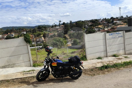 Terreno em Atibaia com 990 metros, pronto para construir, topografia declive, aceita financiamento