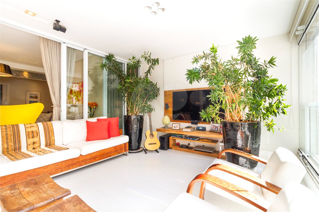 Apartamento de Alto Padrão no Campo Belo para venda com porteira fechada, com 4 dormitórios suítes e 4 vagas com lazer de club.