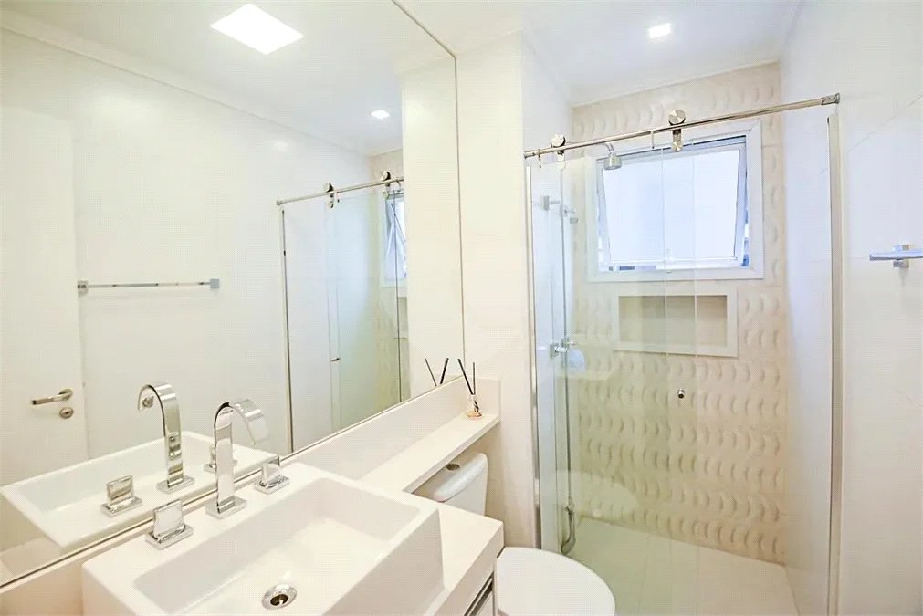 Espaço, conforto e uma localização privilegiada fazem deste apartamento mobiliado no Baeta Neves, em São Bernardo do Campo, uma excelente opção para seu novo lar. Com 118 m², três dormitórios e quatro banheiros, o imóvel oferece ambientes amplos para acomodar a família e receber amigos com comodidad