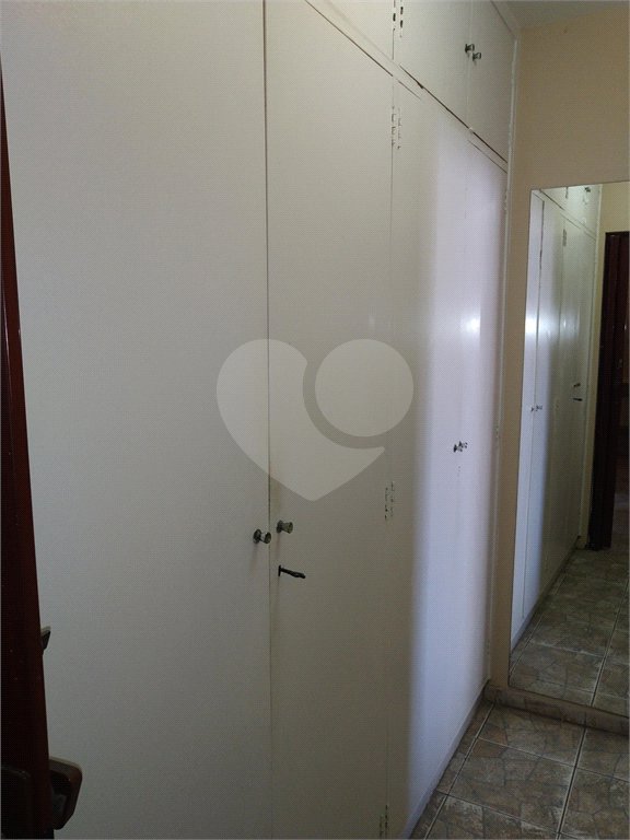 Apartamento duplex, espaçoso, ensolarado. Ideal para uma bela modernização.