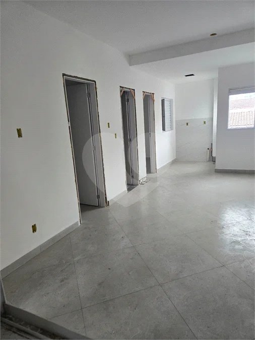 Apartamento com 48m², distribuídos em 2 dormitórios, sala, cozinha e 1 banheiro.