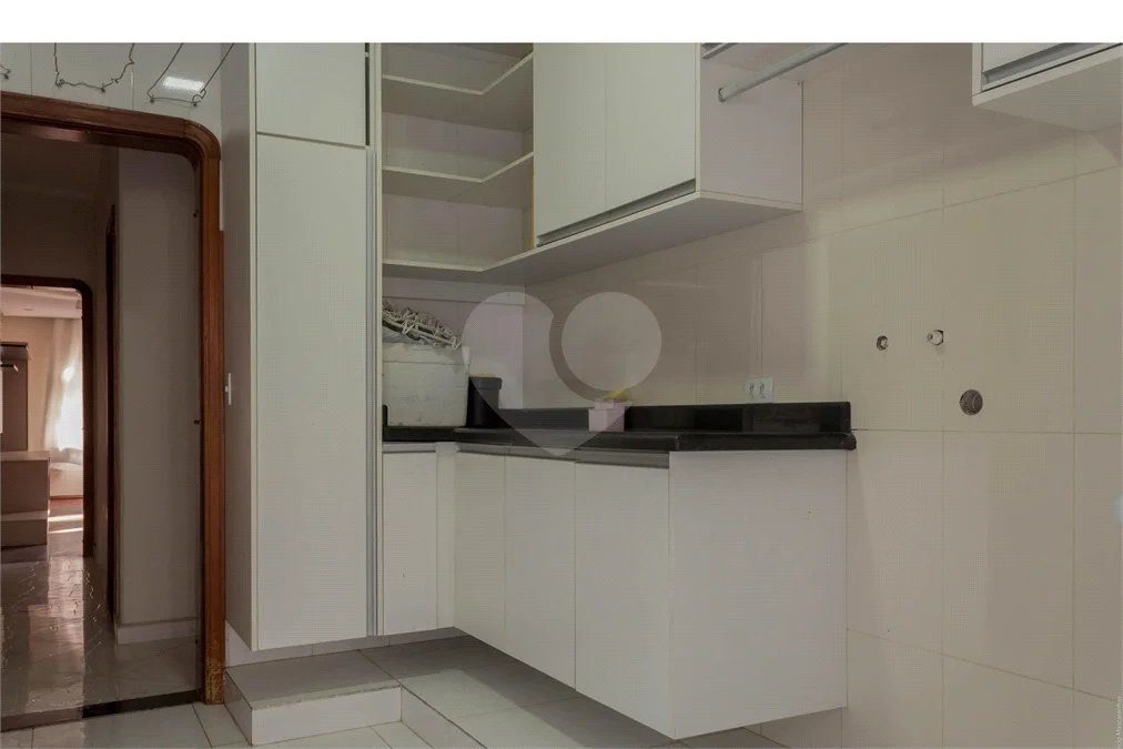 Casa à venda com 6 dormitórios, 3 suítes, piscina, área gourmet, hidromassagem, lareira, varanda e 6 vagas de garagem. Conforto e lazer para toda a família!
