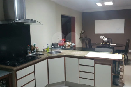 Sobrado com 224m² , 3 dormitórios , sendo 2 suítes , 3 vagas de garagem , 7 banheiros , à venda na Vila Scarpelli em Santo André.