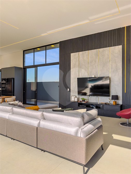 Indaiatuba - Quintas da Terracota - 1252 m² de terreno - casa térrea com 514 m² de área construída -3 vagas de garagem cobertas e 3 descobertas Lavabo - Sala de estar e jantar amplas e integradas - Escritório privativo - Cozinha toda equipada com geladeira, forno, micro-ondas, lava-louças,