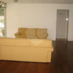 Apartamento com 4 quartos e ampla sala.