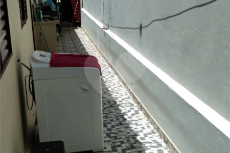 Casa térrea com 2 dormitórios, sendo 1 suíte.