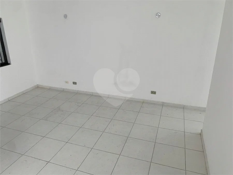 Casa espaçosa com 3 quartos, suíte, quintal e 2 vagas na Vila Santa Catarina
