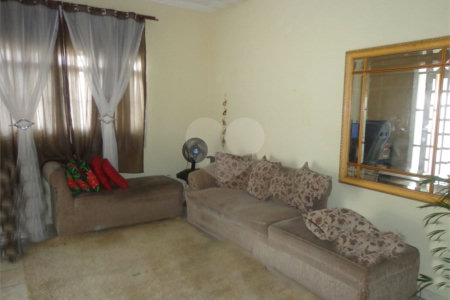 Casa Térrea com 3 dormitórios, sendo 1 suíte.