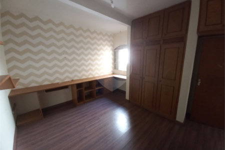 Casa térrea com 3 dormitórios, sendo 1 suíte.