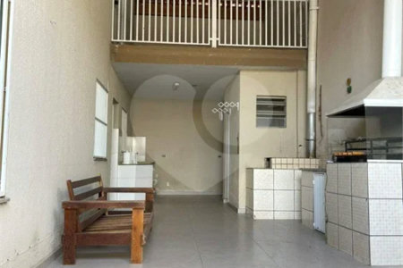 Sobrado com 4 dormitórios, 2 suítes, closet, varandas, escritório, jardim de inverno, espaço gourmet com churrasqueira e fogão a lenha e 3 vagas.