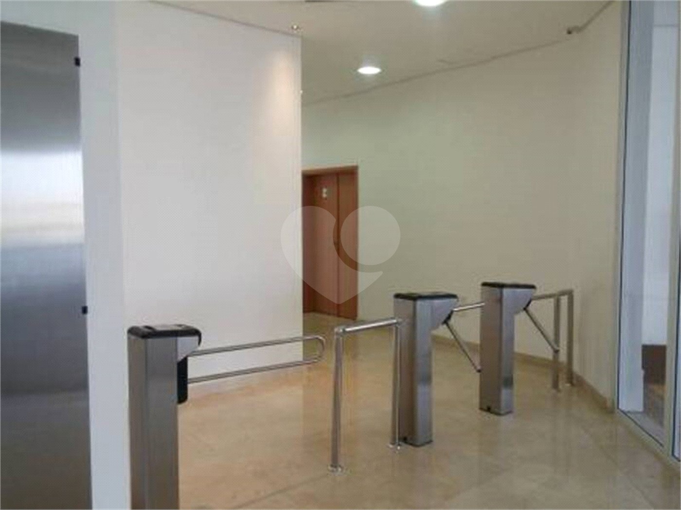 Indaiatuba - Torre Business -Venda e Locação - Escritório e WC , com area util de 39.16m² -R$ 385.000,00- Locação - R$ 2.600,00, mais condominio de R$ 317,,48 - iptu de R$ 110,63 - condominio para venda - R$ 503,86 - Complexo Office Premium de 3 torres de salas comerciais, um shopping