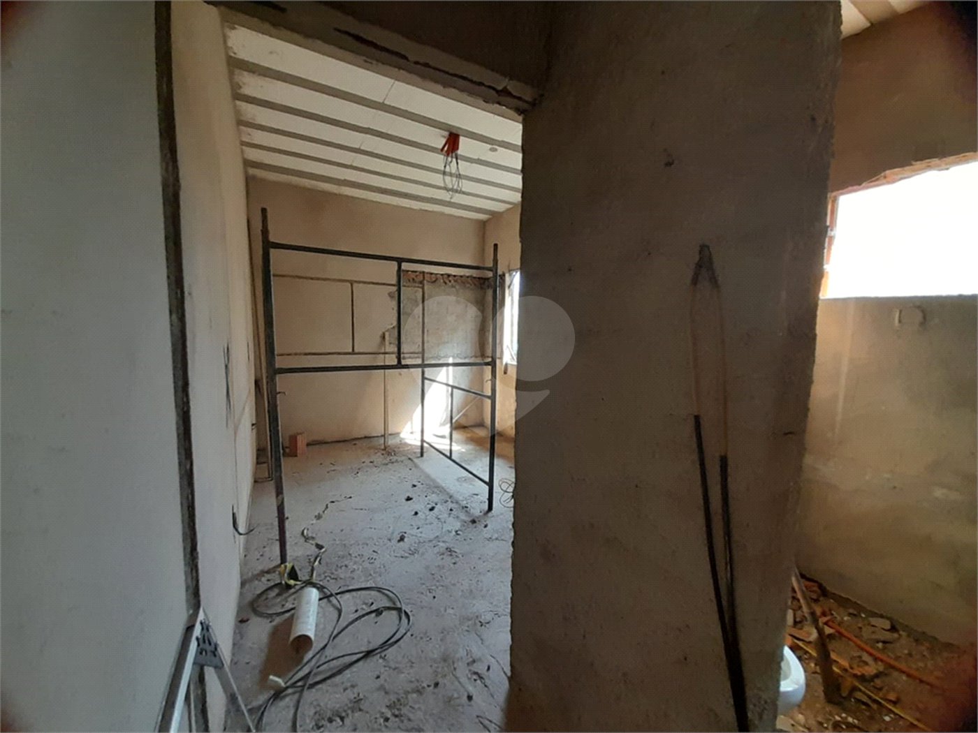 Casa em Construção com Área Gourmet e Piscina no Condomínio Damha II