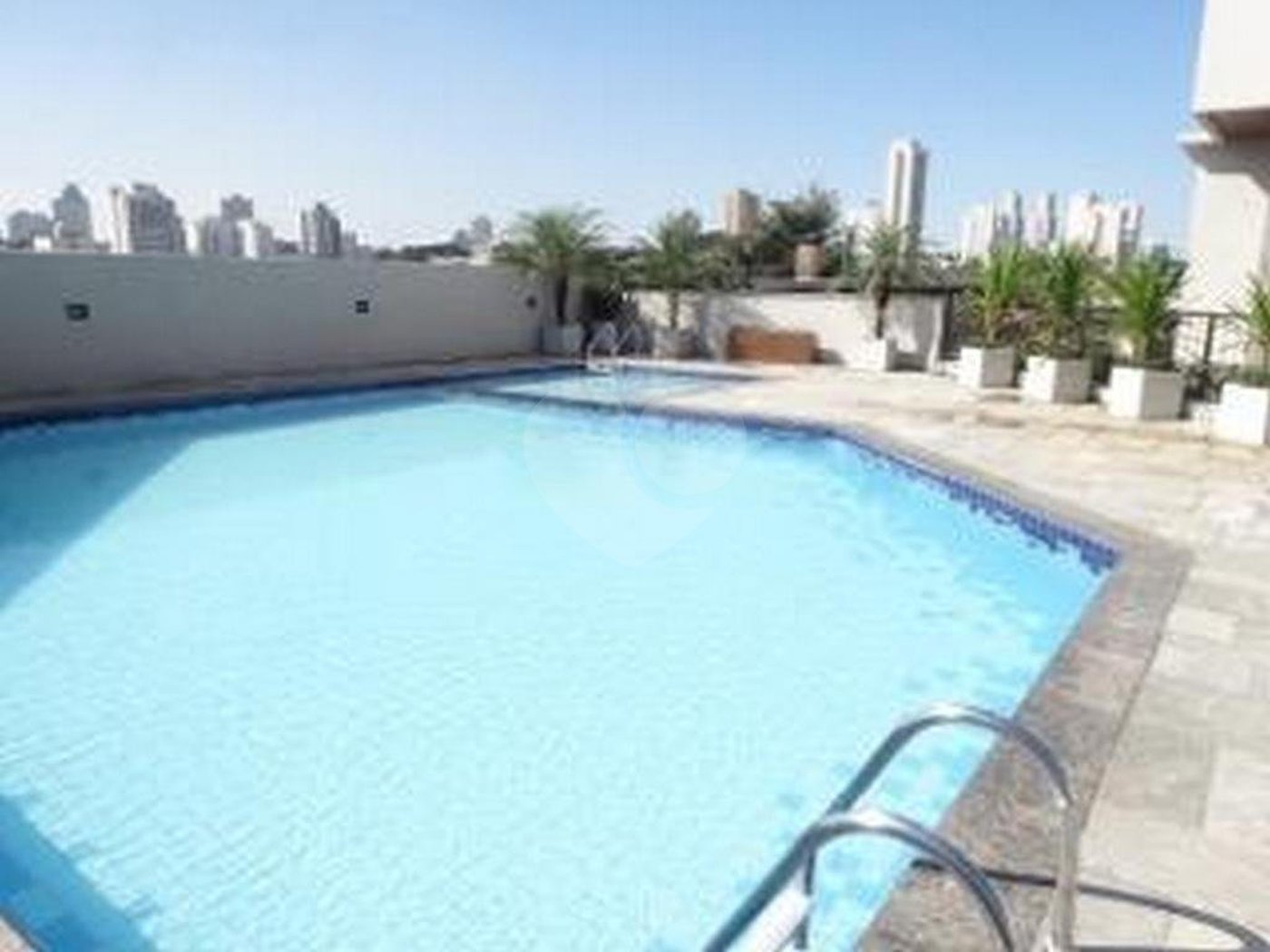 3 quartos, sendo, 2 suítes e 4 vagas de garagem
