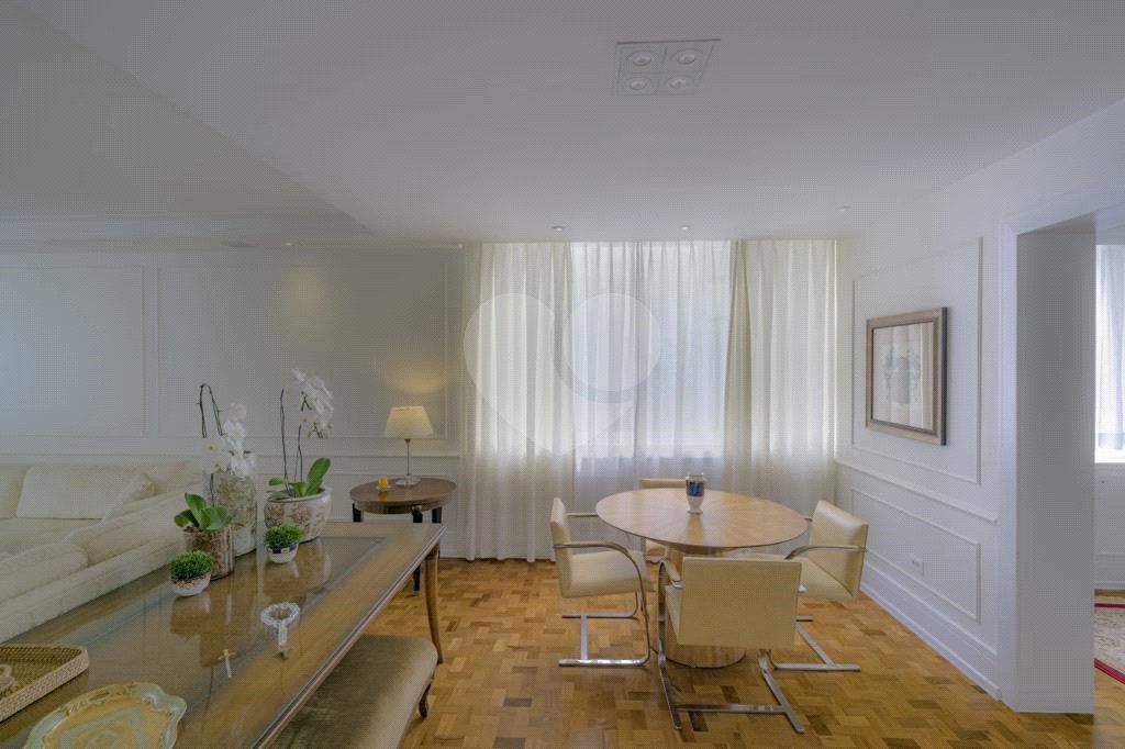 Apartamento Reformado à Venda no Edifício Prudência em Higienópolis com 3 Dormitórios e 3 Vagas