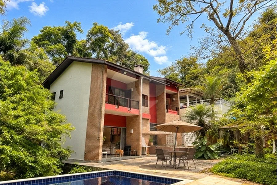 Casa em condomínio com 3 dormitórios, 01 suíte, garagem para 06 carros, área gourmet, piscina.