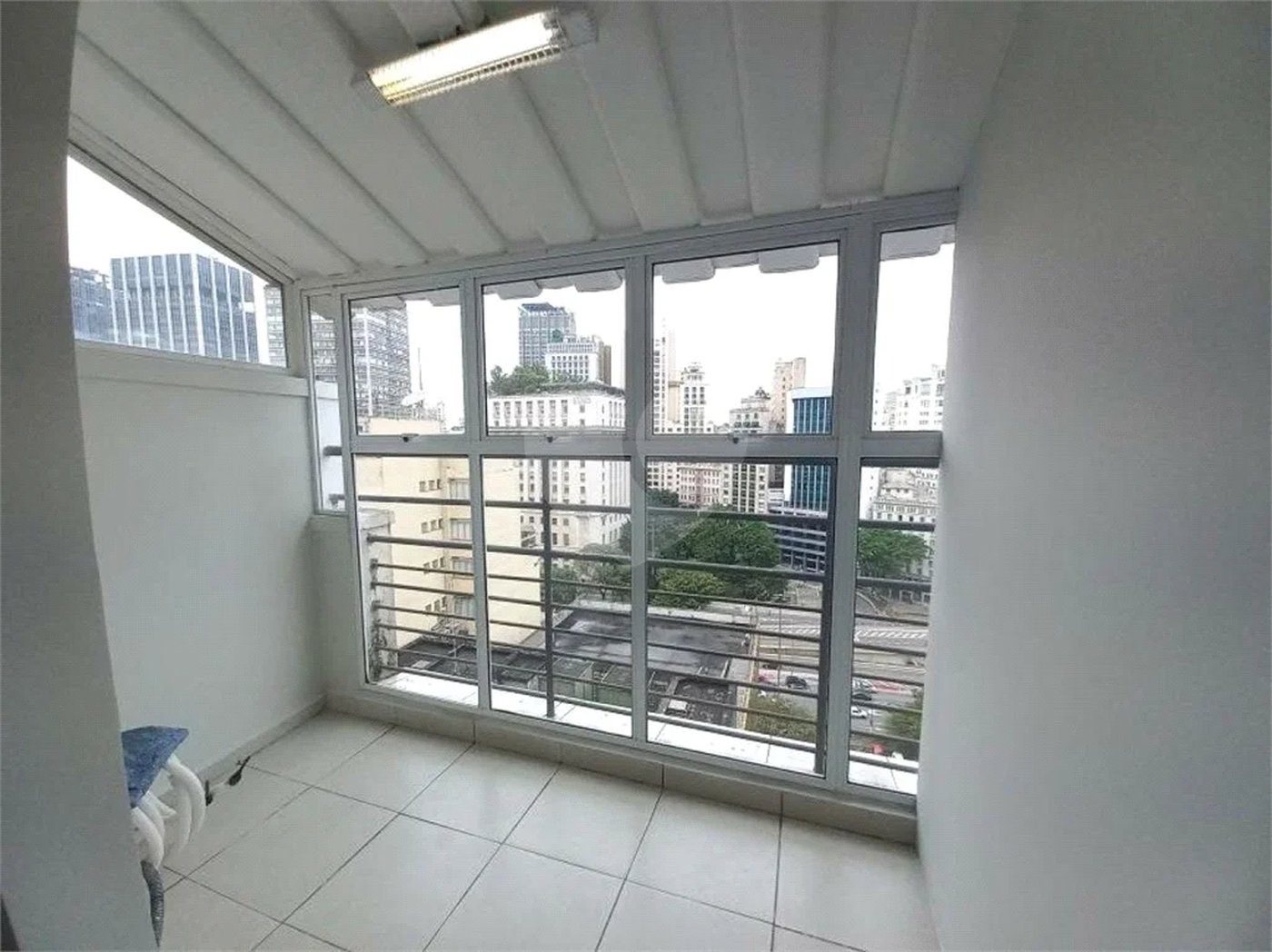Ótima sala para escritório com 37 m², possui 2 ambientes.