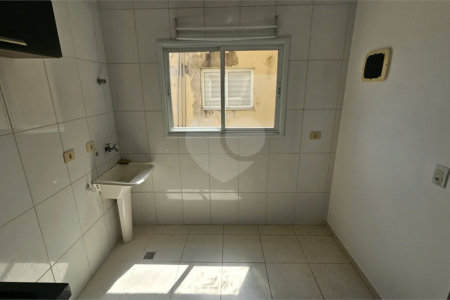 Apartamento Locação Condomínio Anguri com 02 dormitórios com Ar e Sacada