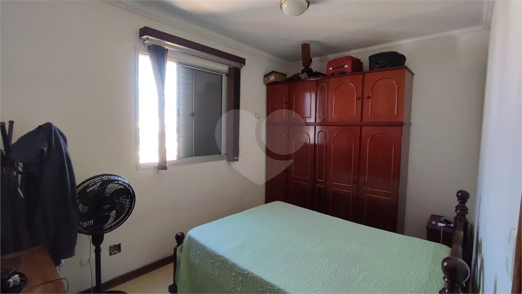 Vende-se apartamento de dois dormitórios no Edifício Marseille, no Centro de Piracicaba;