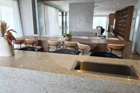 Charme, conforto e vista livre na Vila Clementino – 98 m² com pé-direito duplo!